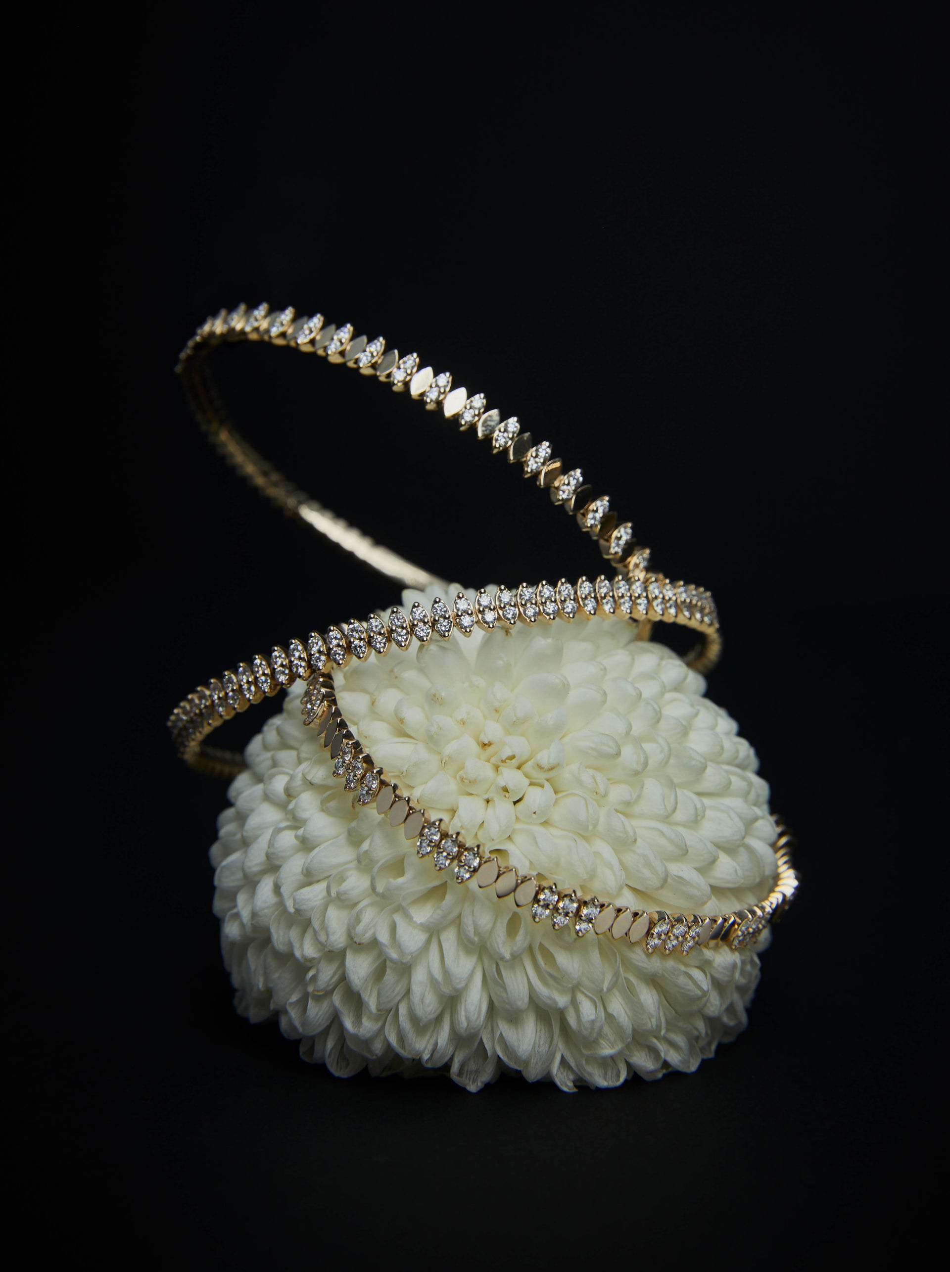 CLASSIC 花瓣形鑲鑽手鐲