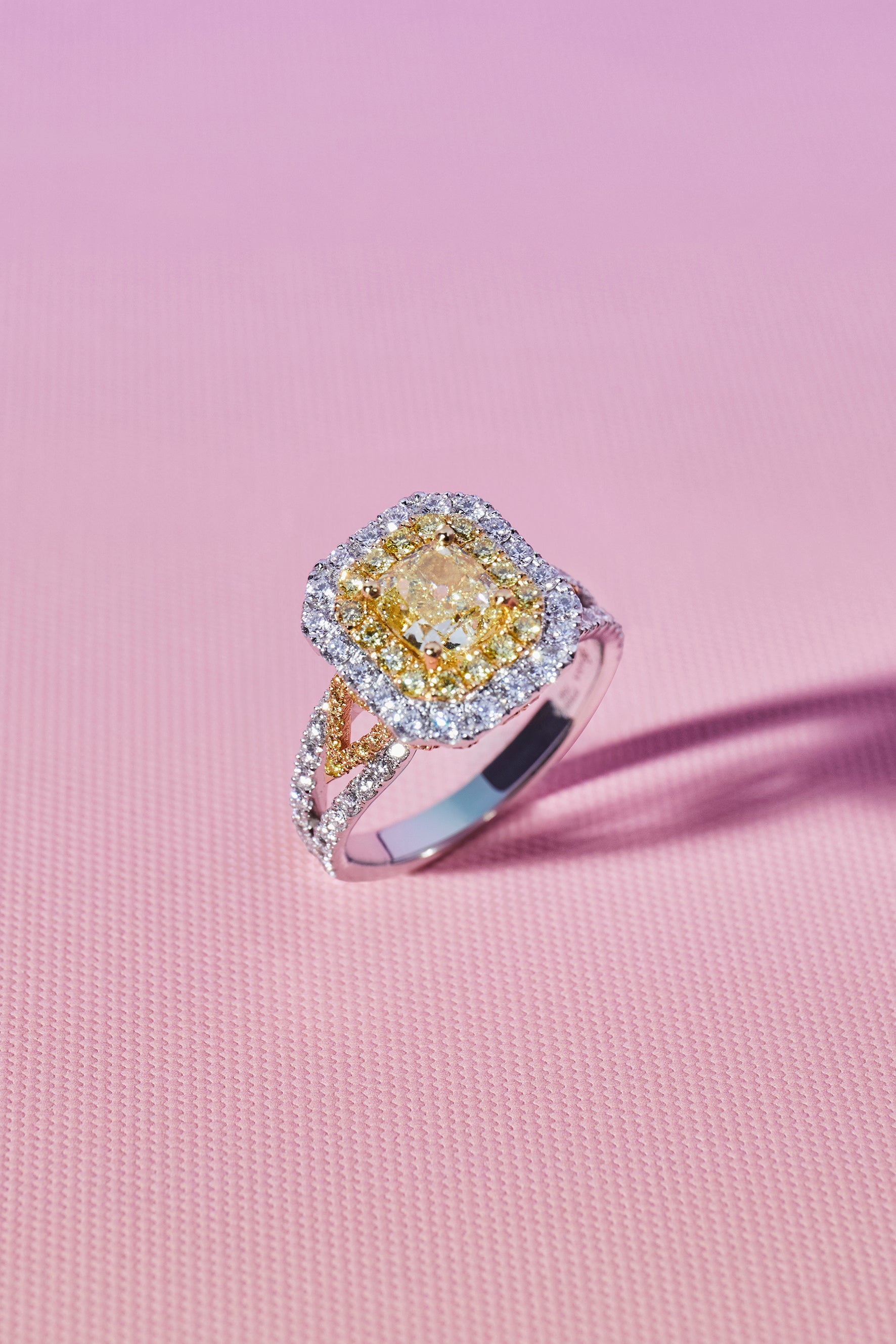 Fancy Yellow 枕形黃鑽戒